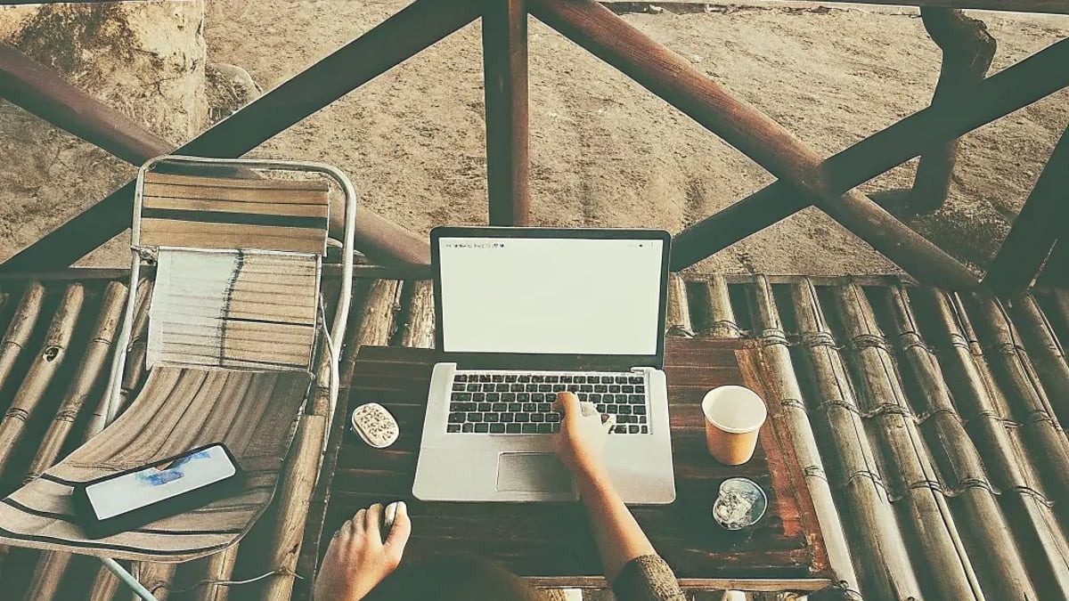 How to Create a Work Routine While Traveling Full-Time